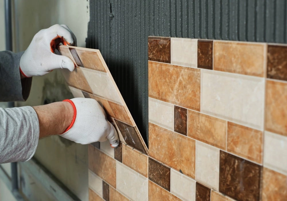 cómo pegar azulejo en un baño 